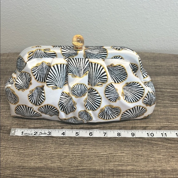 Isaac Mizrahi | Seashell Motif Clutch w/ Crossbody ✨ - Picture 9 of 11